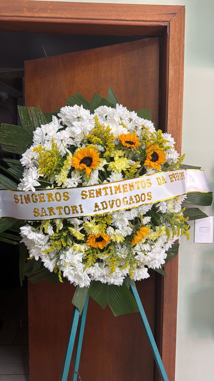 Coroa de flores da Letícia Floricultura em Salto — composição 4
