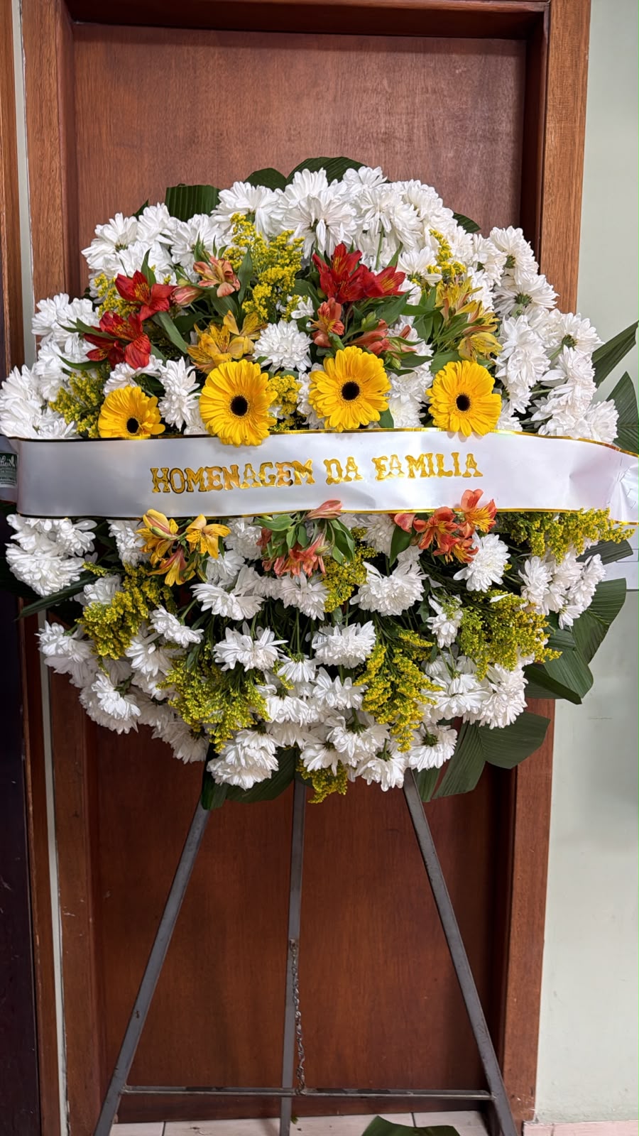 Coroa de flores da Letícia Floricultura em Salto — composição 5