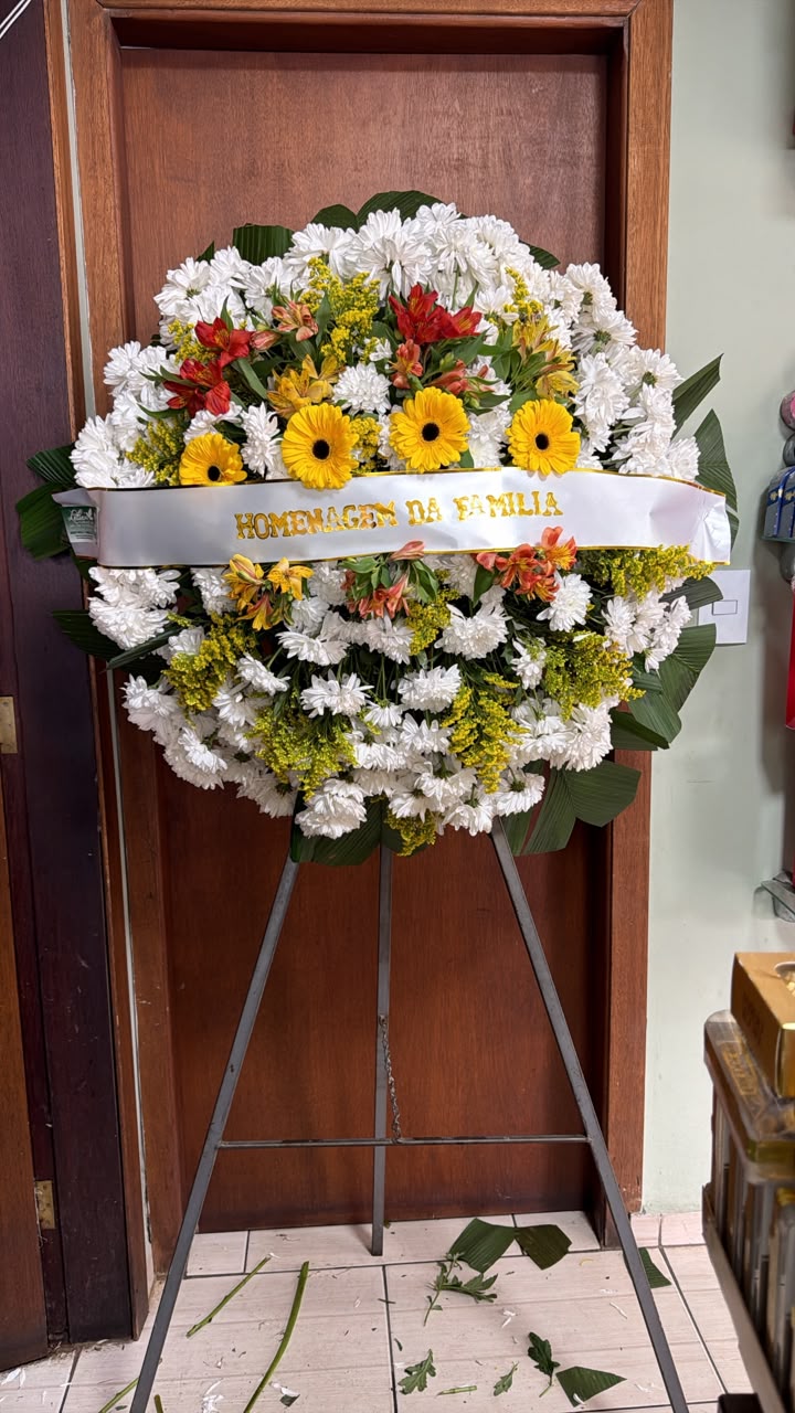 Coroa de flores da Letícia Floricultura em Salto — composição 6