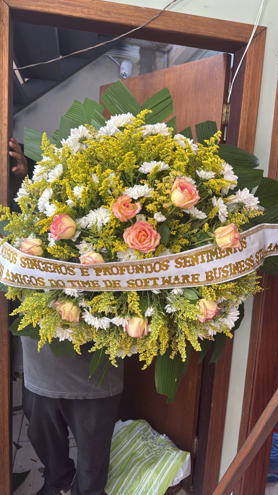 Coroa de flores da Letícia Floricultura em Salto — composição 12