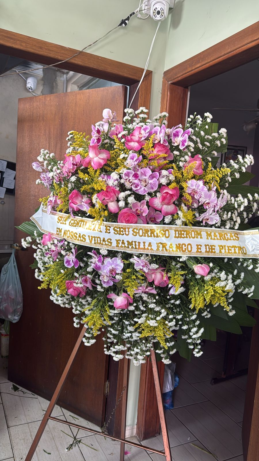 Coroa de flores da Letícia Floricultura em Salto — composição 13