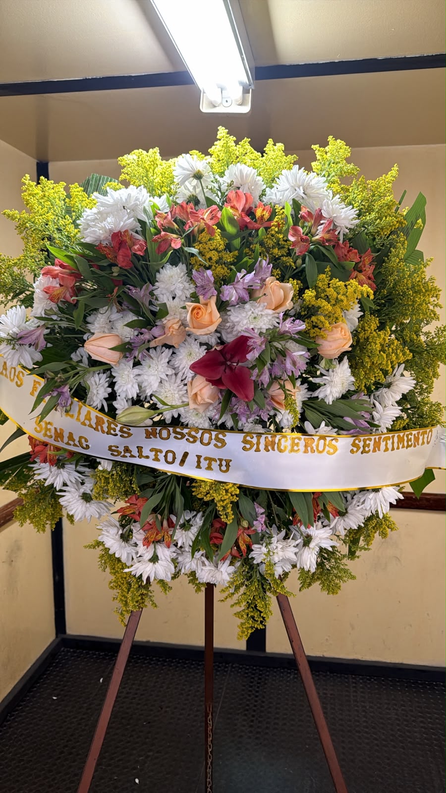 Coroa de flores da Letícia Floricultura em Salto — composição 17