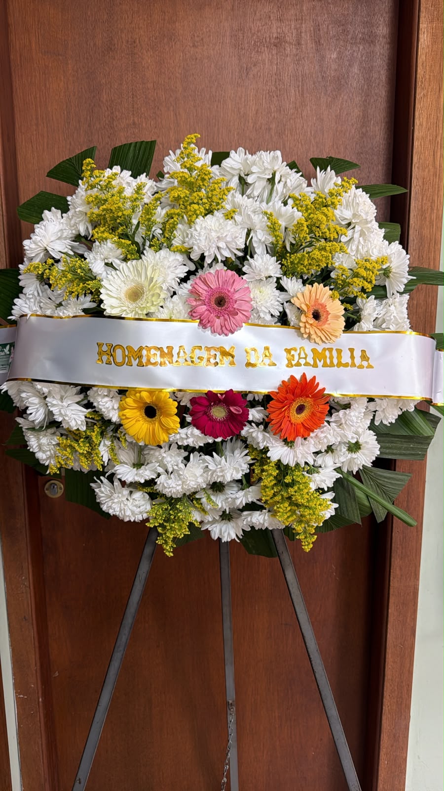 Coroa real com composição mista de flores coloridas e brancas