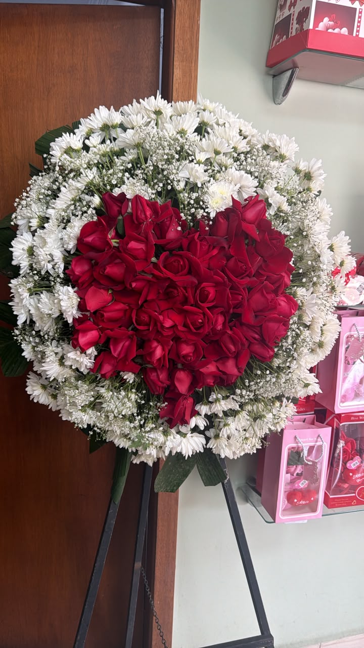 Coroa real com destaque para rosas vermelhas