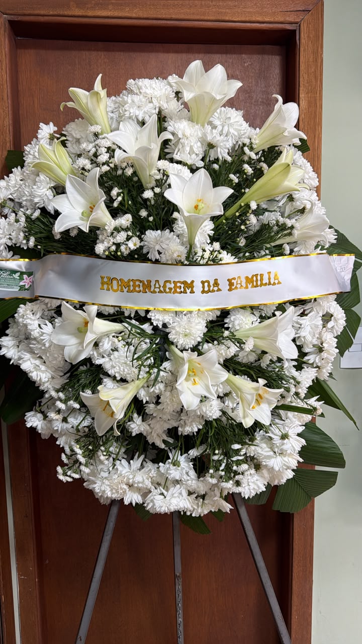 Coroa real com flores especiais e lírios brancos